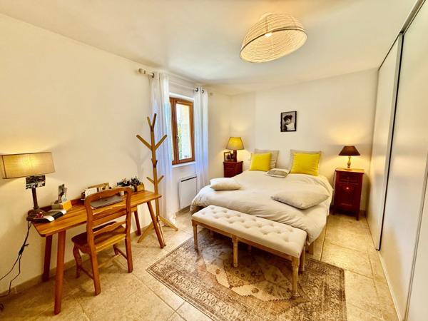 Dpt Vaucluse (84), à vendre aux Imberts quartier de GORDES, maison de plein pied avec 3 chambres et 1600 m2 de jardin