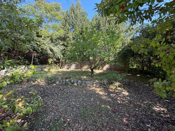 Dpt Vaucluse (84), à vendre aux Imberts quartier de GORDES, maison de plein pied avec 3 chambres et 1600 m2 de jardin