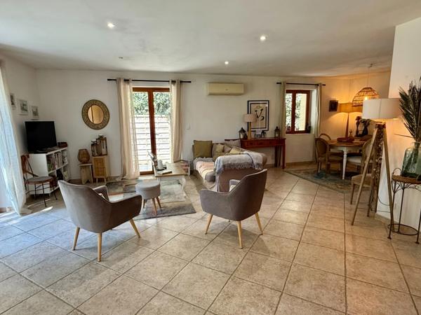 Dpt Vaucluse (84), à vendre aux Imberts quartier de GORDES, maison de plein pied avec 3 chambres et 1600 m2 de jardin