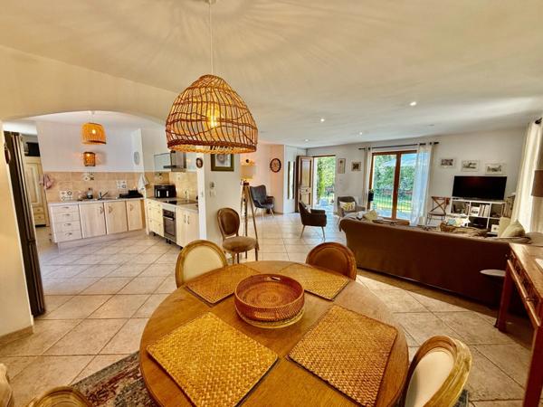 Dpt Vaucluse (84), à vendre aux Imberts quartier de GORDES, maison de plein pied avec 3 chambres et 1600 m2 de jardin