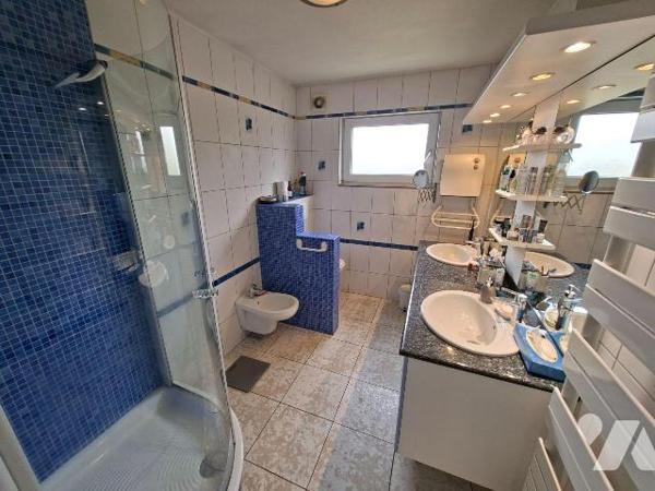 Maison à vendre à HAUTMONT, bien située, à usage mixte (habitation et commerce de salon de coif...