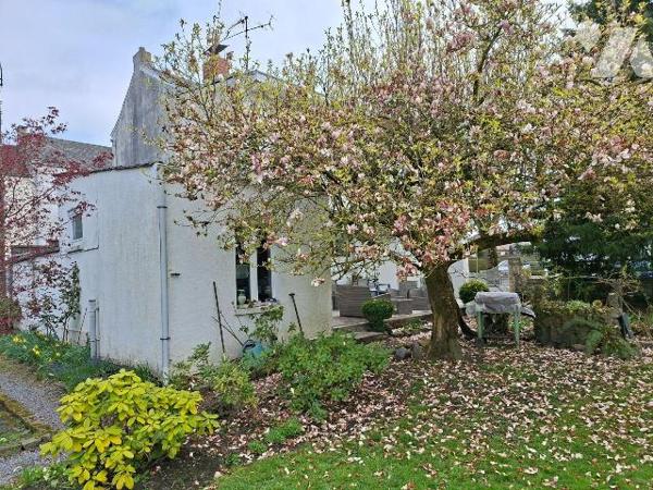 Maison à vendre à HAUTMONT, bien située, à usage mixte (habitation et commerce de salon de coif...