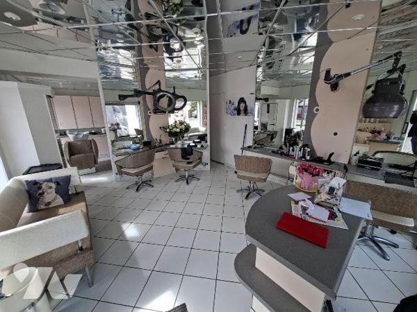 Maison à vendre à HAUTMONT, bien située, à usage mixte (habitation et commerce de salon de coif...