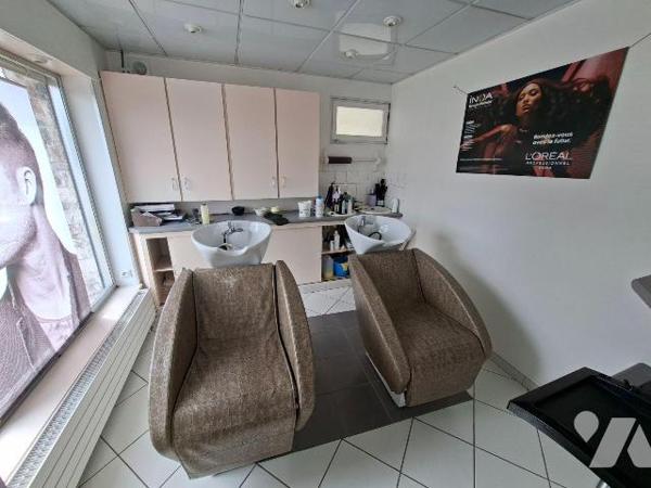 Maison à vendre à HAUTMONT, bien située, à usage mixte (habitation et commerce de salon de coif...