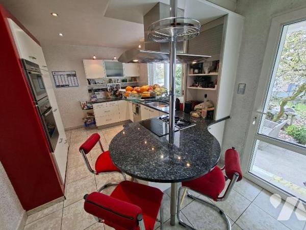 Maison à vendre à HAUTMONT, bien située, à usage mixte (habitation et commerce de salon de coif...