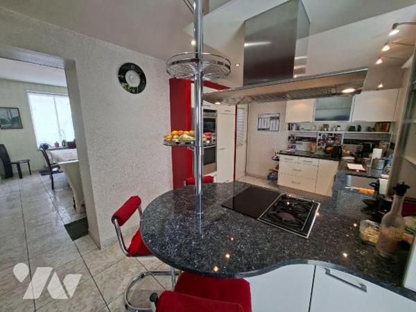 Maison à vendre à HAUTMONT, bien située, à usage mixte (habitation et commerce de salon de coif...