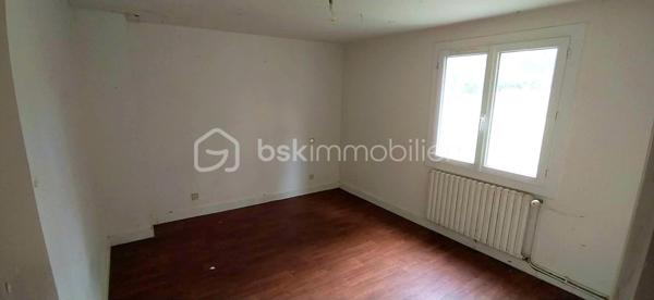 Opportunité rare à Siran – Corps de ferme type longère à fort potentiel !
​Amoureux de la pierre, investisseurs ou porteurs de projets, laissez-vous séduire par cet ensemble à rénover.
​Niché sur un superbe terrain plat de 3 920 m² sans vis-à-vis, ce corps de ferme traditionnel en longère vous propose de superbes volumes adaptables à toutes vos envies (projet familial, gîtes, activité professionnelle ou artisanale).
​🏡 Le potentiel immobilier en détail :
​Une maison d'habitation (121 m²) : Déployée sur deux niveaux, elle offre un bel espace de vie et comprend 3 chambres pour accueillir toute la famille.
​Un appartement indépendant (45 m²) : Attenant à la maison, cet espace est idéal pour générer un revenu locatif, créer un gîte ou recevoir vos proches en toute autonomie. Il est édifié sur un sous-sol total de surface équivalente, parfait pour le stockage ou un atelier.
​Une grange attenante (127 m² sur deux niveaux) : Une structure magistrale avec une superbe hauteur sous plafond, idéale pour une extension de l'habitation principale ou annexe.
​Deux dépendances (25 m² chacune) : Parfaites pour des boxes, un atelier de création ou du rangement extérieur.
​🛠️ Les + qui font la différence :
​Menuiseries déjà en PVC double vitrage : un gain précieux sur votre budget rénovation énergétique.
​Un terrain d'un seul tenant de près de 4 000 m², au calme absolu, idéal pour les amoureux de nature, un projet de maraîchage ou des animaux.
​Laissez libre cours à votre imagination pour redonner vie à ce domaine rare dans le secteur !
​Contactez-moi dès aujourd'hui pour organiser une visite et étudier la faisabilité de votre projet !
Votre conseiller BSK Immobilier, Frédéric LANGLOIS.
