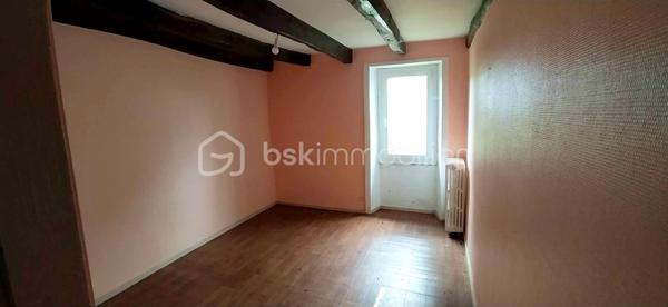 Opportunité rare à Siran – Corps de ferme type longère à fort potentiel !
​Amoureux de la pierre, investisseurs ou porteurs de projets, laissez-vous séduire par cet ensemble à rénover.
​Niché sur un superbe terrain plat de 3 920 m² sans vis-à-vis, ce corps de ferme traditionnel en longère vous propose de superbes volumes adaptables à toutes vos envies (projet familial, gîtes, activité professionnelle ou artisanale).
​🏡 Le potentiel immobilier en détail :
​Une maison d'habitation (121 m²) : Déployée sur deux niveaux, elle offre un bel espace de vie et comprend 3 chambres pour accueillir toute la famille.
​Un appartement indépendant (45 m²) : Attenant à la maison, cet espace est idéal pour générer un revenu locatif, créer un gîte ou recevoir vos proches en toute autonomie. Il est édifié sur un sous-sol total de surface équivalente, parfait pour le stockage ou un atelier.
​Une grange attenante (127 m² sur deux niveaux) : Une structure magistrale avec une superbe hauteur sous plafond, idéale pour une extension de l'habitation principale ou annexe.
​Deux dépendances (25 m² chacune) : Parfaites pour des boxes, un atelier de création ou du rangement extérieur.
​🛠️ Les + qui font la différence :
​Menuiseries déjà en PVC double vitrage : un gain précieux sur votre budget rénovation énergétique.
​Un terrain d'un seul tenant de près de 4 000 m², au calme absolu, idéal pour les amoureux de nature, un projet de maraîchage ou des animaux.
​Laissez libre cours à votre imagination pour redonner vie à ce domaine rare dans le secteur !
​Contactez-moi dès aujourd'hui pour organiser une visite et étudier la faisabilité de votre projet !
Votre conseiller BSK Immobilier, Frédéric LANGLOIS.