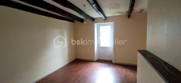 Opportunité rare à Siran – Corps de ferme type longère à fort potentiel !
​Amoureux de la pierre, investisseurs ou porteurs de projets, laissez-vous séduire par cet ensemble à rénover.
​Niché sur un superbe terrain plat de 3 920 m² sans vis-à-vis, ce corps de ferme traditionnel en longère vous propose de superbes volumes adaptables à toutes vos envies (projet familial, gîtes, activité professionnelle ou artisanale).
​🏡 Le potentiel immobilier en détail :
​Une maison d'habitation (121 m²) : Déployée sur deux niveaux, elle offre un bel espace de vie et comprend 3 chambres pour accueillir toute la famille.
​Un appartement indépendant (45 m²) : Attenant à la maison, cet espace est idéal pour générer un revenu locatif, créer un gîte ou recevoir vos proches en toute autonomie. Il est édifié sur un sous-sol total de surface équivalente, parfait pour le stockage ou un atelier.
​Une grange attenante (127 m² sur deux niveaux) : Une structure magistrale avec une superbe hauteur sous plafond, idéale pour une extension de l'habitation principale ou annexe.
​Deux dépendances (25 m² chacune) : Parfaites pour des boxes, un atelier de création ou du rangement extérieur.
​🛠️ Les + qui font la différence :
​Menuiseries déjà en PVC double vitrage : un gain précieux sur votre budget rénovation énergétique.
​Un terrain d'un seul tenant de près de 4 000 m², au calme absolu, idéal pour les amoureux de nature, un projet de maraîchage ou des animaux.
​Laissez libre cours à votre imagination pour redonner vie à ce domaine rare dans le secteur !
​Contactez-moi dès aujourd'hui pour organiser une visite et étudier la faisabilité de votre projet !
Votre conseiller BSK Immobilier, Frédéric LANGLOIS.
