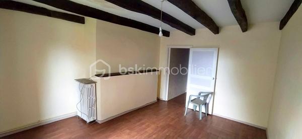Opportunité rare à Siran – Corps de ferme type longère à fort potentiel !
​Amoureux de la pierre, investisseurs ou porteurs de projets, laissez-vous séduire par cet ensemble à rénover.
​Niché sur un superbe terrain plat de 3 920 m² sans vis-à-vis, ce corps de ferme traditionnel en longère vous propose de superbes volumes adaptables à toutes vos envies (projet familial, gîtes, activité professionnelle ou artisanale).
​🏡 Le potentiel immobilier en détail :
​Une maison d'habitation (121 m²) : Déployée sur deux niveaux, elle offre un bel espace de vie et comprend 3 chambres pour accueillir toute la famille.
​Un appartement indépendant (45 m²) : Attenant à la maison, cet espace est idéal pour générer un revenu locatif, créer un gîte ou recevoir vos proches en toute autonomie. Il est édifié sur un sous-sol total de surface équivalente, parfait pour le stockage ou un atelier.
​Une grange attenante (127 m² sur deux niveaux) : Une structure magistrale avec une superbe hauteur sous plafond, idéale pour une extension de l'habitation principale ou annexe.
​Deux dépendances (25 m² chacune) : Parfaites pour des boxes, un atelier de création ou du rangement extérieur.
​🛠️ Les + qui font la différence :
​Menuiseries déjà en PVC double vitrage : un gain précieux sur votre budget rénovation énergétique.
​Un terrain d'un seul tenant de près de 4 000 m², au calme absolu, idéal pour les amoureux de nature, un projet de maraîchage ou des animaux.
​Laissez libre cours à votre imagination pour redonner vie à ce domaine rare dans le secteur !
​Contactez-moi dès aujourd'hui pour organiser une visite et étudier la faisabilité de votre projet !
Votre conseiller BSK Immobilier, Frédéric LANGLOIS.