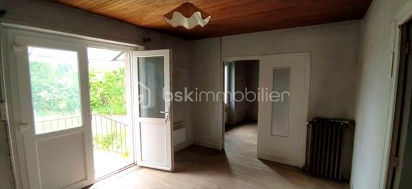 Opportunité rare à Siran – Corps de ferme type longère à fort potentiel !
​Amoureux de la pierre, investisseurs ou porteurs de projets, laissez-vous séduire par cet ensemble à rénover.
​Niché sur un superbe terrain plat de 3 920 m² sans vis-à-vis, ce corps de ferme traditionnel en longère vous propose de superbes volumes adaptables à toutes vos envies (projet familial, gîtes, activité professionnelle ou artisanale).
​🏡 Le potentiel immobilier en détail :
​Une maison d'habitation (121 m²) : Déployée sur deux niveaux, elle offre un bel espace de vie et comprend 3 chambres pour accueillir toute la famille.
​Un appartement indépendant (45 m²) : Attenant à la maison, cet espace est idéal pour générer un revenu locatif, créer un gîte ou recevoir vos proches en toute autonomie. Il est édifié sur un sous-sol total de surface équivalente, parfait pour le stockage ou un atelier.
​Une grange attenante (127 m² sur deux niveaux) : Une structure magistrale avec une superbe hauteur sous plafond, idéale pour une extension de l'habitation principale ou annexe.
​Deux dépendances (25 m² chacune) : Parfaites pour des boxes, un atelier de création ou du rangement extérieur.
​🛠️ Les + qui font la différence :
​Menuiseries déjà en PVC double vitrage : un gain précieux sur votre budget rénovation énergétique.
​Un terrain d'un seul tenant de près de 4 000 m², au calme absolu, idéal pour les amoureux de nature, un projet de maraîchage ou des animaux.
​Laissez libre cours à votre imagination pour redonner vie à ce domaine rare dans le secteur !
​Contactez-moi dès aujourd'hui pour organiser une visite et étudier la faisabilité de votre projet !
Votre conseiller BSK Immobilier, Frédéric LANGLOIS.
