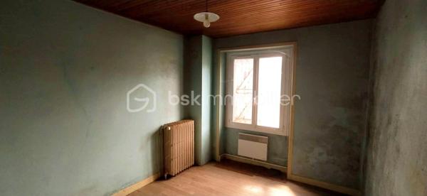 Opportunité rare à Siran – Corps de ferme type longère à fort potentiel !
​Amoureux de la pierre, investisseurs ou porteurs de projets, laissez-vous séduire par cet ensemble à rénover.
​Niché sur un superbe terrain plat de 3 920 m² sans vis-à-vis, ce corps de ferme traditionnel en longère vous propose de superbes volumes adaptables à toutes vos envies (projet familial, gîtes, activité professionnelle ou artisanale).
​🏡 Le potentiel immobilier en détail :
​Une maison d'habitation (121 m²) : Déployée sur deux niveaux, elle offre un bel espace de vie et comprend 3 chambres pour accueillir toute la famille.
​Un appartement indépendant (45 m²) : Attenant à la maison, cet espace est idéal pour générer un revenu locatif, créer un gîte ou recevoir vos proches en toute autonomie. Il est édifié sur un sous-sol total de surface équivalente, parfait pour le stockage ou un atelier.
​Une grange attenante (127 m² sur deux niveaux) : Une structure magistrale avec une superbe hauteur sous plafond, idéale pour une extension de l'habitation principale ou annexe.
​Deux dépendances (25 m² chacune) : Parfaites pour des boxes, un atelier de création ou du rangement extérieur.
​🛠️ Les + qui font la différence :
​Menuiseries déjà en PVC double vitrage : un gain précieux sur votre budget rénovation énergétique.
​Un terrain d'un seul tenant de près de 4 000 m², au calme absolu, idéal pour les amoureux de nature, un projet de maraîchage ou des animaux.
​Laissez libre cours à votre imagination pour redonner vie à ce domaine rare dans le secteur !
​Contactez-moi dès aujourd'hui pour organiser une visite et étudier la faisabilité de votre projet !
Votre conseiller BSK Immobilier, Frédéric LANGLOIS.
