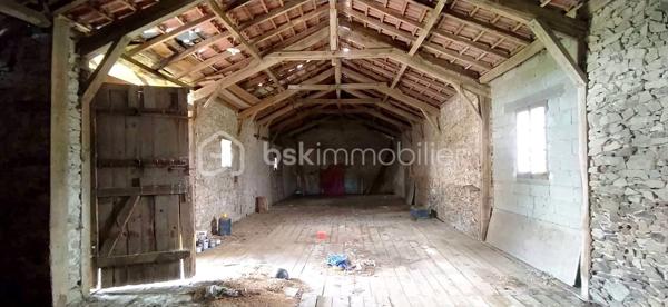 Opportunité rare à Siran – Corps de ferme type longère à fort potentiel !
​Amoureux de la pierre, investisseurs ou porteurs de projets, laissez-vous séduire par cet ensemble à rénover.
​Niché sur un superbe terrain plat de 3 920 m² sans vis-à-vis, ce corps de ferme traditionnel en longère vous propose de superbes volumes adaptables à toutes vos envies (projet familial, gîtes, activité professionnelle ou artisanale).
​🏡 Le potentiel immobilier en détail :
​Une maison d'habitation (121 m²) : Déployée sur deux niveaux, elle offre un bel espace de vie et comprend 3 chambres pour accueillir toute la famille.
​Un appartement indépendant (45 m²) : Attenant à la maison, cet espace est idéal pour générer un revenu locatif, créer un gîte ou recevoir vos proches en toute autonomie. Il est édifié sur un sous-sol total de surface équivalente, parfait pour le stockage ou un atelier.
​Une grange attenante (127 m² sur deux niveaux) : Une structure magistrale avec une superbe hauteur sous plafond, idéale pour une extension de l'habitation principale ou annexe.
​Deux dépendances (25 m² chacune) : Parfaites pour des boxes, un atelier de création ou du rangement extérieur.
​🛠️ Les + qui font la différence :
​Menuiseries déjà en PVC double vitrage : un gain précieux sur votre budget rénovation énergétique.
​Un terrain d'un seul tenant de près de 4 000 m², au calme absolu, idéal pour les amoureux de nature, un projet de maraîchage ou des animaux.
​Laissez libre cours à votre imagination pour redonner vie à ce domaine rare dans le secteur !
​Contactez-moi dès aujourd'hui pour organiser une visite et étudier la faisabilité de votre projet !
Votre conseiller BSK Immobilier, Frédéric LANGLOIS.