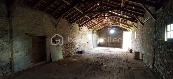 Opportunité rare à Siran – Corps de ferme type longère à fort potentiel !
​Amoureux de la pierre, investisseurs ou porteurs de projets, laissez-vous séduire par cet ensemble à rénover.
​Niché sur un superbe terrain plat de 3 920 m² sans vis-à-vis, ce corps de ferme traditionnel en longère vous propose de superbes volumes adaptables à toutes vos envies (projet familial, gîtes, activité professionnelle ou artisanale).
​🏡 Le potentiel immobilier en détail :
​Une maison d'habitation (121 m²) : Déployée sur deux niveaux, elle offre un bel espace de vie et comprend 3 chambres pour accueillir toute la famille.
​Un appartement indépendant (45 m²) : Attenant à la maison, cet espace est idéal pour générer un revenu locatif, créer un gîte ou recevoir vos proches en toute autonomie. Il est édifié sur un sous-sol total de surface équivalente, parfait pour le stockage ou un atelier.
​Une grange attenante (127 m² sur deux niveaux) : Une structure magistrale avec une superbe hauteur sous plafond, idéale pour une extension de l'habitation principale ou annexe.
​Deux dépendances (25 m² chacune) : Parfaites pour des boxes, un atelier de création ou du rangement extérieur.
​🛠️ Les + qui font la différence :
​Menuiseries déjà en PVC double vitrage : un gain précieux sur votre budget rénovation énergétique.
​Un terrain d'un seul tenant de près de 4 000 m², au calme absolu, idéal pour les amoureux de nature, un projet de maraîchage ou des animaux.
​Laissez libre cours à votre imagination pour redonner vie à ce domaine rare dans le secteur !
​Contactez-moi dès aujourd'hui pour organiser une visite et étudier la faisabilité de votre projet !
Votre conseiller BSK Immobilier, Frédéric LANGLOIS.