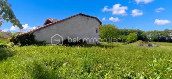 Opportunité rare à Siran – Corps de ferme type longère à fort potentiel !
​Amoureux de la pierre, investisseurs ou porteurs de projets, laissez-vous séduire par cet ensemble à rénover.
​Niché sur un superbe terrain plat de 3 920 m² sans vis-à-vis, ce corps de ferme traditionnel en longère vous propose de superbes volumes adaptables à toutes vos envies (projet familial, gîtes, activité professionnelle ou artisanale).
​🏡 Le potentiel immobilier en détail :
​Une maison d'habitation (121 m²) : Déployée sur deux niveaux, elle offre un bel espace de vie et comprend 3 chambres pour accueillir toute la famille.
​Un appartement indépendant (45 m²) : Attenant à la maison, cet espace est idéal pour générer un revenu locatif, créer un gîte ou recevoir vos proches en toute autonomie. Il est édifié sur un sous-sol total de surface équivalente, parfait pour le stockage ou un atelier.
​Une grange attenante (127 m² sur deux niveaux) : Une structure magistrale avec une superbe hauteur sous plafond, idéale pour une extension de l'habitation principale ou annexe.
​Deux dépendances (25 m² chacune) : Parfaites pour des boxes, un atelier de création ou du rangement extérieur.
​🛠️ Les + qui font la différence :
​Menuiseries déjà en PVC double vitrage : un gain précieux sur votre budget rénovation énergétique.
​Un terrain d'un seul tenant de près de 4 000 m², au calme absolu, idéal pour les amoureux de nature, un projet de maraîchage ou des animaux.
​Laissez libre cours à votre imagination pour redonner vie à ce domaine rare dans le secteur !
​Contactez-moi dès aujourd'hui pour organiser une visite et étudier la faisabilité de votre projet !
Votre conseiller BSK Immobilier, Frédéric LANGLOIS.