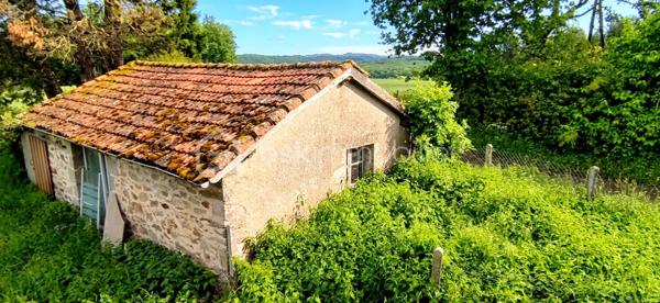 Opportunité rare à Siran – Corps de ferme type longère à fort potentiel !
​Amoureux de la pierre, investisseurs ou porteurs de projets, laissez-vous séduire par cet ensemble à rénover.
​Niché sur un superbe terrain plat de 3 920 m² sans vis-à-vis, ce corps de ferme traditionnel en longère vous propose de superbes volumes adaptables à toutes vos envies (projet familial, gîtes, activité professionnelle ou artisanale).
​🏡 Le potentiel immobilier en détail :
​Une maison d'habitation (121 m²) : Déployée sur deux niveaux, elle offre un bel espace de vie et comprend 3 chambres pour accueillir toute la famille.
​Un appartement indépendant (45 m²) : Attenant à la maison, cet espace est idéal pour générer un revenu locatif, créer un gîte ou recevoir vos proches en toute autonomie. Il est édifié sur un sous-sol total de surface équivalente, parfait pour le stockage ou un atelier.
​Une grange attenante (127 m² sur deux niveaux) : Une structure magistrale avec une superbe hauteur sous plafond, idéale pour une extension de l'habitation principale ou annexe.
​Deux dépendances (25 m² chacune) : Parfaites pour des boxes, un atelier de création ou du rangement extérieur.
​🛠️ Les + qui font la différence :
​Menuiseries déjà en PVC double vitrage : un gain précieux sur votre budget rénovation énergétique.
​Un terrain d'un seul tenant de près de 4 000 m², au calme absolu, idéal pour les amoureux de nature, un projet de maraîchage ou des animaux.
​Laissez libre cours à votre imagination pour redonner vie à ce domaine rare dans le secteur !
​Contactez-moi dès aujourd'hui pour organiser une visite et étudier la faisabilité de votre projet !
Votre conseiller BSK Immobilier, Frédéric LANGLOIS.