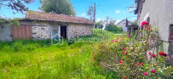 Opportunité rare à Siran – Corps de ferme type longère à fort potentiel !
​Amoureux de la pierre, investisseurs ou porteurs de projets, laissez-vous séduire par cet ensemble à rénover.
​Niché sur un superbe terrain plat de 3 920 m² sans vis-à-vis, ce corps de ferme traditionnel en longère vous propose de superbes volumes adaptables à toutes vos envies (projet familial, gîtes, activité professionnelle ou artisanale).
​🏡 Le potentiel immobilier en détail :
​Une maison d'habitation (121 m²) : Déployée sur deux niveaux, elle offre un bel espace de vie et comprend 3 chambres pour accueillir toute la famille.
​Un appartement indépendant (45 m²) : Attenant à la maison, cet espace est idéal pour générer un revenu locatif, créer un gîte ou recevoir vos proches en toute autonomie. Il est édifié sur un sous-sol total de surface équivalente, parfait pour le stockage ou un atelier.
​Une grange attenante (127 m² sur deux niveaux) : Une structure magistrale avec une superbe hauteur sous plafond, idéale pour une extension de l'habitation principale ou annexe.
​Deux dépendances (25 m² chacune) : Parfaites pour des boxes, un atelier de création ou du rangement extérieur.
​🛠️ Les + qui font la différence :
​Menuiseries déjà en PVC double vitrage : un gain précieux sur votre budget rénovation énergétique.
​Un terrain d'un seul tenant de près de 4 000 m², au calme absolu, idéal pour les amoureux de nature, un projet de maraîchage ou des animaux.
​Laissez libre cours à votre imagination pour redonner vie à ce domaine rare dans le secteur !
​Contactez-moi dès aujourd'hui pour organiser une visite et étudier la faisabilité de votre projet !
Votre conseiller BSK Immobilier, Frédéric LANGLOIS.
