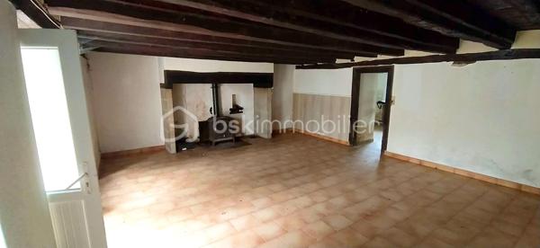 Opportunité rare à Siran – Corps de ferme type longère à fort potentiel !
​Amoureux de la pierre, investisseurs ou porteurs de projets, laissez-vous séduire par cet ensemble à rénover.
​Niché sur un superbe terrain plat de 3 920 m² sans vis-à-vis, ce corps de ferme traditionnel en longère vous propose de superbes volumes adaptables à toutes vos envies (projet familial, gîtes, activité professionnelle ou artisanale).
​🏡 Le potentiel immobilier en détail :
​Une maison d'habitation (121 m²) : Déployée sur deux niveaux, elle offre un bel espace de vie et comprend 3 chambres pour accueillir toute la famille.
​Un appartement indépendant (45 m²) : Attenant à la maison, cet espace est idéal pour générer un revenu locatif, créer un gîte ou recevoir vos proches en toute autonomie. Il est édifié sur un sous-sol total de surface équivalente, parfait pour le stockage ou un atelier.
​Une grange attenante (127 m² sur deux niveaux) : Une structure magistrale avec une superbe hauteur sous plafond, idéale pour une extension de l'habitation principale ou annexe.
​Deux dépendances (25 m² chacune) : Parfaites pour des boxes, un atelier de création ou du rangement extérieur.
​🛠️ Les + qui font la différence :
​Menuiseries déjà en PVC double vitrage : un gain précieux sur votre budget rénovation énergétique.
​Un terrain d'un seul tenant de près de 4 000 m², au calme absolu, idéal pour les amoureux de nature, un projet de maraîchage ou des animaux.
​Laissez libre cours à votre imagination pour redonner vie à ce domaine rare dans le secteur !
​Contactez-moi dès aujourd'hui pour organiser une visite et étudier la faisabilité de votre projet !
Votre conseiller BSK Immobilier, Frédéric LANGLOIS.
