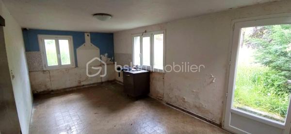 Opportunité rare à Siran – Corps de ferme type longère à fort potentiel !
​Amoureux de la pierre, investisseurs ou porteurs de projets, laissez-vous séduire par cet ensemble à rénover.
​Niché sur un superbe terrain plat de 3 920 m² sans vis-à-vis, ce corps de ferme traditionnel en longère vous propose de superbes volumes adaptables à toutes vos envies (projet familial, gîtes, activité professionnelle ou artisanale).
​🏡 Le potentiel immobilier en détail :
​Une maison d'habitation (121 m²) : Déployée sur deux niveaux, elle offre un bel espace de vie et comprend 3 chambres pour accueillir toute la famille.
​Un appartement indépendant (45 m²) : Attenant à la maison, cet espace est idéal pour générer un revenu locatif, créer un gîte ou recevoir vos proches en toute autonomie. Il est édifié sur un sous-sol total de surface équivalente, parfait pour le stockage ou un atelier.
​Une grange attenante (127 m² sur deux niveaux) : Une structure magistrale avec une superbe hauteur sous plafond, idéale pour une extension de l'habitation principale ou annexe.
​Deux dépendances (25 m² chacune) : Parfaites pour des boxes, un atelier de création ou du rangement extérieur.
​🛠️ Les + qui font la différence :
​Menuiseries déjà en PVC double vitrage : un gain précieux sur votre budget rénovation énergétique.
​Un terrain d'un seul tenant de près de 4 000 m², au calme absolu, idéal pour les amoureux de nature, un projet de maraîchage ou des animaux.
​Laissez libre cours à votre imagination pour redonner vie à ce domaine rare dans le secteur !
​Contactez-moi dès aujourd'hui pour organiser une visite et étudier la faisabilité de votre projet !
Votre conseiller BSK Immobilier, Frédéric LANGLOIS.