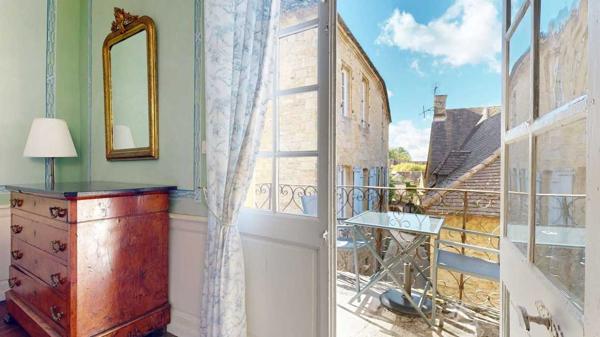 Appartement - Sarlat-la-caneda Sarlat-la-Canéda : Un décor de grand écran au cœur du Secteur Sauvegardé, appartement 1 chambre avec balcon. Visite virtuelle sur demande