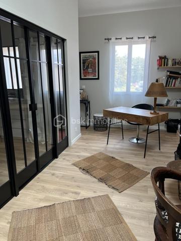 VERTOU CAMPAGNE (quartier du rousselet) proche Chateau Thebaud
Venez découvrir cette vaste maison de 217m2 lumineuse aux deux espaces distincts. 
Dans la première partie, vous bénéficierez d'une cuisine équipée en véranda chauffée de 11m2, d'un salon séjour avec pierres apparentes de 50m2 baigné de lumière grâce aux baies vitrées panoramiques.
Par un escalier vous accèderez à l'espace parents composé d'une chambre, d'une salle de bain , d'une chambre avec dressing sous verrière et d'un espace bureau au calme.
Ce grand salon séjour avec sa cheminée fonctionnelle constituera une espace de réception chaleureux et convivial pour fêter des évènements familiaux ou amicaux et, aux beaux jours vous profiterez d'une belle terrasse attenante. 
Ce niveau est entièrement tourné vers le jardin arboré et sa jolie piscine, un lieu de vie agréable avec un sentiment de vivre dedans/dehors en pleine lumière.
Pour accéder à la seconde partie, il suffira de franchir une porte pour découvrir un vaste salon séjour avec sa cuisine équipée et meublée avec son accès indépendant par l'extérieur.
Un hall dessert deux chambres munies de rangements dont une bénéficie de sa salle d'eau privative, une salle de bain avec douche,  un dressing fermé, un placard buanderie et un wc indépendant.
Cet espace est intimiste et très fonctionnel. Il vous séduira par sa décoration et sa possibilité d'en faire un lieu dédié aux enfants, où à vos invités où aux locataires. Une terrasse et un jardin constituent un lieu d'agrément supplémentaire.
Les espaces extérieurs sont joliment arborés et nécessitent peu d'entretien et vous disposerez également d'un cabanon de jardin.
NB: un carport vous permettra de stationner votre véhicule à l'abri.