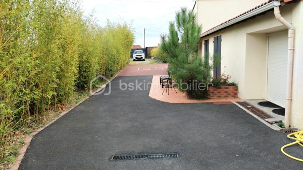 VERTOU CAMPAGNE (quartier du rousselet) proche Chateau Thebaud
Venez découvrir cette vaste maison de 217m2 lumineuse aux deux espaces distincts. 
Dans la première partie, vous bénéficierez d'une cuisine équipée en véranda chauffée de 11m2, d'un salon séjour avec pierres apparentes de 50m2 baigné de lumière grâce aux baies vitrées panoramiques.
Par un escalier vous accèderez à l'espace parents composé d'une chambre, d'une salle de bain , d'une chambre avec dressing sous verrière et d'un espace bureau au calme.
Ce grand salon séjour avec sa cheminée fonctionnelle constituera une espace de réception chaleureux et convivial pour fêter des évènements familiaux ou amicaux et, aux beaux jours vous profiterez d'une belle terrasse attenante. 
Ce niveau est entièrement tourné vers le jardin arboré et sa jolie piscine, un lieu de vie agréable avec un sentiment de vivre dedans/dehors en pleine lumière.
Pour accéder à la seconde partie, il suffira de franchir une porte pour découvrir un vaste salon séjour avec sa cuisine équipée et meublée avec son accès indépendant par l'extérieur.
Un hall dessert deux chambres munies de rangements dont une bénéficie de sa salle d'eau privative, une salle de bain avec douche,  un dressing fermé, un placard buanderie et un wc indépendant.
Cet espace est intimiste et très fonctionnel. Il vous séduira par sa décoration et sa possibilité d'en faire un lieu dédié aux enfants, où à vos invités où aux locataires. Une terrasse et un jardin constituent un lieu d'agrément supplémentaire.
Les espaces extérieurs sont joliment arborés et nécessitent peu d'entretien et vous disposerez également d'un cabanon de jardin.
NB: un carport vous permettra de stationner votre véhicule à l'abri.