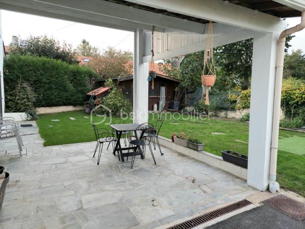 VERTOU CAMPAGNE (quartier du rousselet) proche Chateau Thebaud
Venez découvrir cette vaste maison de 217m2 lumineuse aux deux espaces distincts. 
Dans la première partie, vous bénéficierez d'une cuisine équipée en véranda chauffée de 11m2, d'un salon séjour avec pierres apparentes de 50m2 baigné de lumière grâce aux baies vitrées panoramiques.
Par un escalier vous accèderez à l'espace parents composé d'une chambre, d'une salle de bain , d'une chambre avec dressing sous verrière et d'un espace bureau au calme.
Ce grand salon séjour avec sa cheminée fonctionnelle constituera une espace de réception chaleureux et convivial pour fêter des évènements familiaux ou amicaux et, aux beaux jours vous profiterez d'une belle terrasse attenante. 
Ce niveau est entièrement tourné vers le jardin arboré et sa jolie piscine, un lieu de vie agréable avec un sentiment de vivre dedans/dehors en pleine lumière.
Pour accéder à la seconde partie, il suffira de franchir une porte pour découvrir un vaste salon séjour avec sa cuisine équipée et meublée avec son accès indépendant par l'extérieur.
Un hall dessert deux chambres munies de rangements dont une bénéficie de sa salle d'eau privative, une salle de bain avec douche,  un dressing fermé, un placard buanderie et un wc indépendant.
Cet espace est intimiste et très fonctionnel. Il vous séduira par sa décoration et sa possibilité d'en faire un lieu dédié aux enfants, où à vos invités où aux locataires. Une terrasse et un jardin constituent un lieu d'agrément supplémentaire.
Les espaces extérieurs sont joliment arborés et nécessitent peu d'entretien et vous disposerez également d'un cabanon de jardin.
NB: un carport vous permettra de stationner votre véhicule à l'abri.