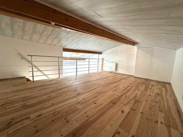 Alzonne centre - Appartement T3 bis 78 m² à louer avec mezzanine et deux chambres