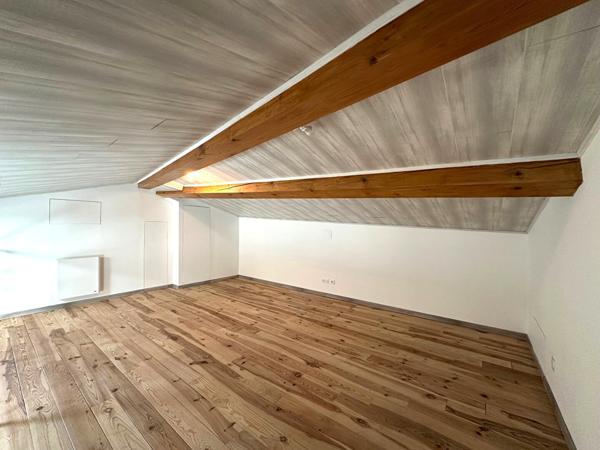 Alzonne centre - Appartement T3 bis 78 m² à louer avec mezzanine et deux chambres