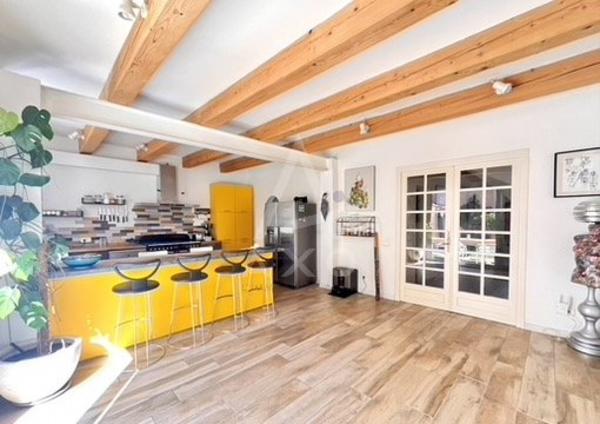 Demeure dexception en pierre  315 m²  Piscine  Patio  Gîte  Proche Pézenas