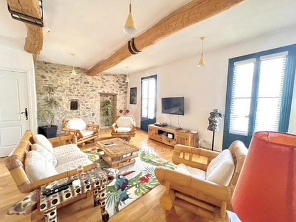 Demeure dexception en pierre  315 m²  Piscine  Patio  Gîte  Proche Pézenas