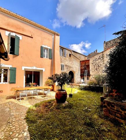 Demeure dexception en pierre  315 m²  Piscine  Patio  Gîte  Proche Pézenas