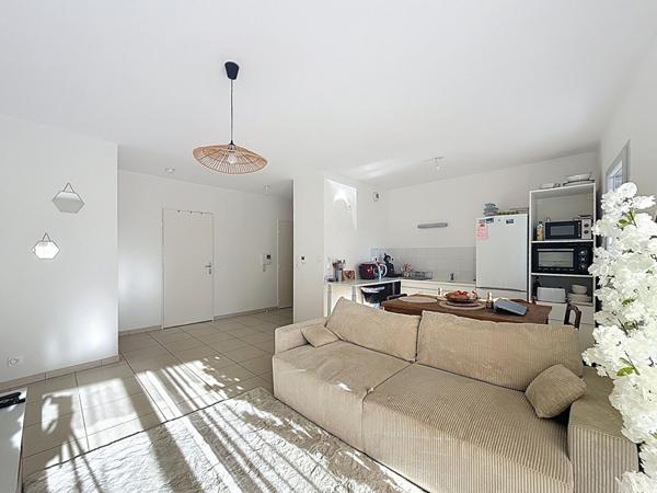 Au CENTRE VILLE de Meximieux, joli appartement T2 en rez-de-chaussée de jardin avec terrasse et garage.