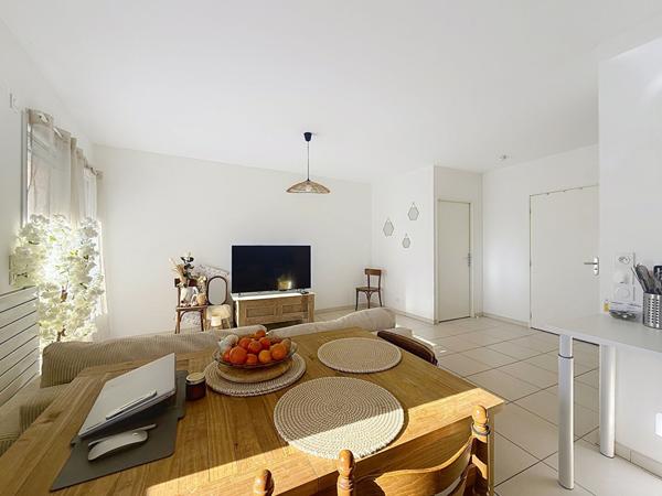 Au CENTRE VILLE de Meximieux, joli appartement T2 en rez-de-chaussée de jardin avec terrasse et garage.