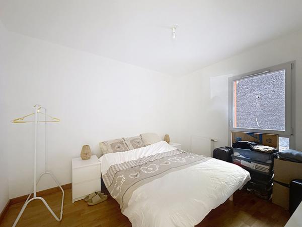 Au CENTRE VILLE de Meximieux, joli appartement T2 en rez-de-chaussée de jardin avec terrasse et garage.