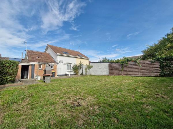 Maison semi-individuelle avec jardin, garage et potentiel semi-plain-pied