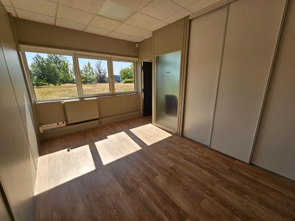 A VENDRE SITE INDUSTRIEL LAVAL , Change A VENDRE SITE INDUSTRIEL LAVAL , Change