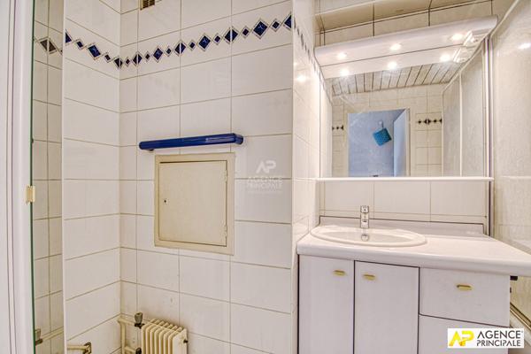 Versailles Glatigny - Appartement 4 pièces 88 m2 situé au 2e et dernier étage avec terrasse de 21 m², cave et box €460 000 ** - Référence 27572