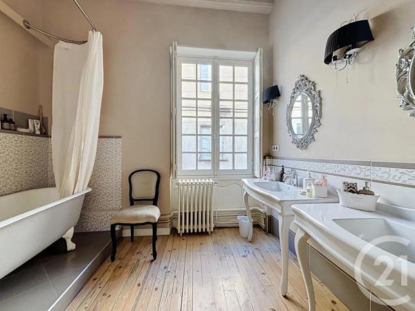 Appartement F6 à vendre  6 pièces - 195 m 2   RIOM  - 63