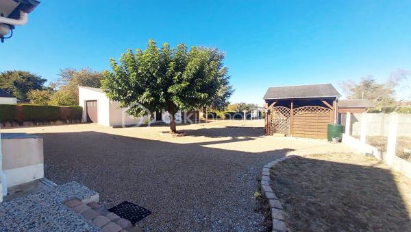 Venez découvrir cette maison située à Ingré, sur un terrain clos de 1 380 m² donnant sur champs.
Profitez d'une pièce de vie lumineuse d'environ 30 m² donnant sur la cuisine. Ce bien dispose de deux chambres et un bureau de près de 8 m², une salle d'eau, un wc indépendant, une grande buanderie/chaufferie.
A l'extérieur, laissez libre cours à vos projets avec ce beau garage de près de 30 m² et sa grande cuisine d'été, de quoi imaginer un aménagement pour une location courte durée par exemple. Vous disposez aussi d'une cave, un bûcher, un cabanon au fond du jardin et de nombreux emplacements de stationnement.

Les +++ : plain pied, grand terrain, fibre, huisseries PVC double vitrage avec volets électriques