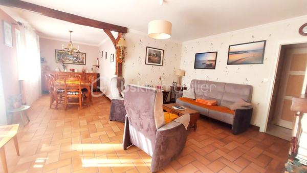 Venez découvrir cette maison située à Ingré, sur un terrain clos de 1 380 m² donnant sur champs.
Profitez d'une pièce de vie lumineuse d'environ 30 m² donnant sur la cuisine. Ce bien dispose de deux chambres et un bureau de près de 8 m², une salle d'eau, un wc indépendant, une grande buanderie/chaufferie.
A l'extérieur, laissez libre cours à vos projets avec ce beau garage de près de 30 m² et sa grande cuisine d'été, de quoi imaginer un aménagement pour une location courte durée par exemple. Vous disposez aussi d'une cave, un bûcher, un cabanon au fond du jardin et de nombreux emplacements de stationnement.

Les +++ : plain pied, grand terrain, fibre, huisseries PVC double vitrage avec volets électriques