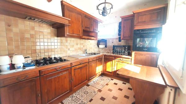 Venez découvrir cette maison située à Ingré, sur un terrain clos de 1 380 m² donnant sur champs.
Profitez d'une pièce de vie lumineuse d'environ 30 m² donnant sur la cuisine. Ce bien dispose de deux chambres et un bureau de près de 8 m², une salle d'eau, un wc indépendant, une grande buanderie/chaufferie.
A l'extérieur, laissez libre cours à vos projets avec ce beau garage de près de 30 m² et sa grande cuisine d'été, de quoi imaginer un aménagement pour une location courte durée par exemple. Vous disposez aussi d'une cave, un bûcher, un cabanon au fond du jardin et de nombreux emplacements de stationnement.

Les +++ : plain pied, grand terrain, fibre, huisseries PVC double vitrage avec volets électriques
