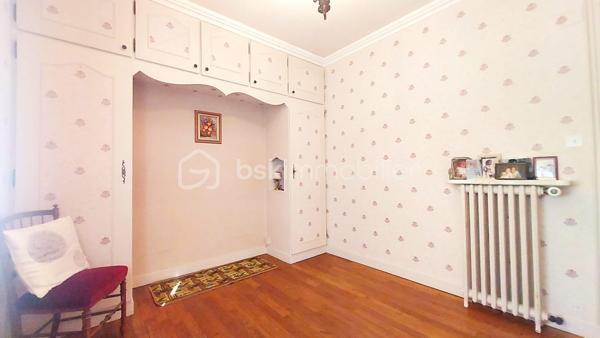 Venez découvrir cette maison située à Ingré, sur un terrain clos de 1 380 m² donnant sur champs.
Profitez d'une pièce de vie lumineuse d'environ 30 m² donnant sur la cuisine. Ce bien dispose de deux chambres et un bureau de près de 8 m², une salle d'eau, un wc indépendant, une grande buanderie/chaufferie.
A l'extérieur, laissez libre cours à vos projets avec ce beau garage de près de 30 m² et sa grande cuisine d'été, de quoi imaginer un aménagement pour une location courte durée par exemple. Vous disposez aussi d'une cave, un bûcher, un cabanon au fond du jardin et de nombreux emplacements de stationnement.

Les +++ : plain pied, grand terrain, fibre, huisseries PVC double vitrage avec volets électriques