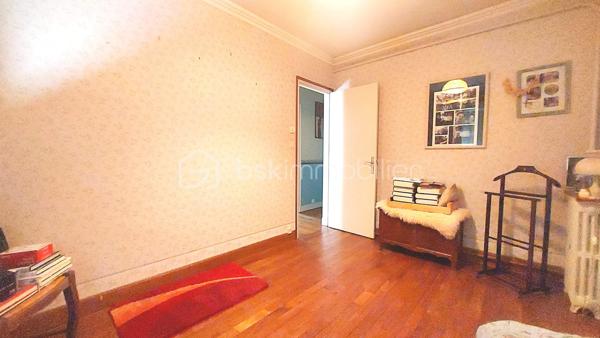 Venez découvrir cette maison située à Ingré, sur un terrain clos de 1 380 m² donnant sur champs.
Profitez d'une pièce de vie lumineuse d'environ 30 m² donnant sur la cuisine. Ce bien dispose de deux chambres et un bureau de près de 8 m², une salle d'eau, un wc indépendant, une grande buanderie/chaufferie.
A l'extérieur, laissez libre cours à vos projets avec ce beau garage de près de 30 m² et sa grande cuisine d'été, de quoi imaginer un aménagement pour une location courte durée par exemple. Vous disposez aussi d'une cave, un bûcher, un cabanon au fond du jardin et de nombreux emplacements de stationnement.

Les +++ : plain pied, grand terrain, fibre, huisseries PVC double vitrage avec volets électriques
