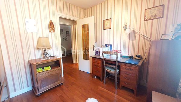 Venez découvrir cette maison située à Ingré, sur un terrain clos de 1 380 m² donnant sur champs.
Profitez d'une pièce de vie lumineuse d'environ 30 m² donnant sur la cuisine. Ce bien dispose de deux chambres et un bureau de près de 8 m², une salle d'eau, un wc indépendant, une grande buanderie/chaufferie.
A l'extérieur, laissez libre cours à vos projets avec ce beau garage de près de 30 m² et sa grande cuisine d'été, de quoi imaginer un aménagement pour une location courte durée par exemple. Vous disposez aussi d'une cave, un bûcher, un cabanon au fond du jardin et de nombreux emplacements de stationnement.

Les +++ : plain pied, grand terrain, fibre, huisseries PVC double vitrage avec volets électriques