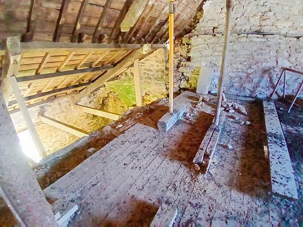 Maison en pierre à rénovée.