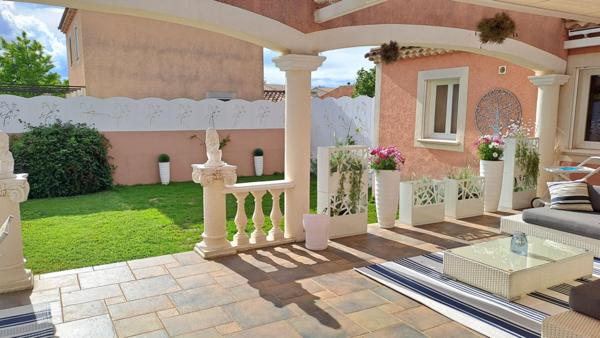 Villa Arles T 5/6  de 165 m²  avec Jardin