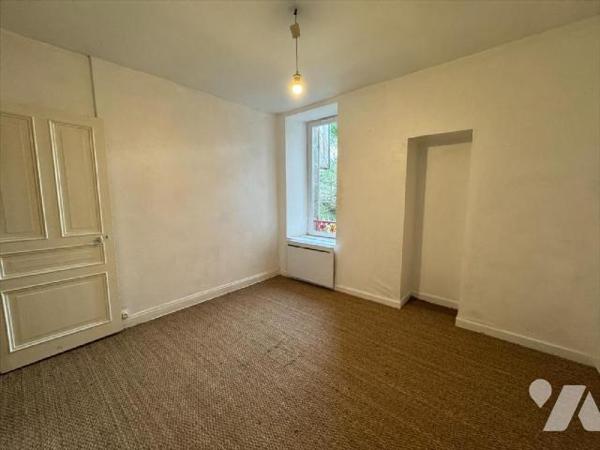 SAINT MICHEL, T2 de 37,74m2 situé au rez-de-chaussée. L'appartement, proche de la gare et des c...