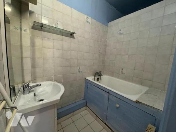 SAINT MICHEL, T2 de 37,74m2 situé au rez-de-chaussée. L'appartement, proche de la gare et des c...