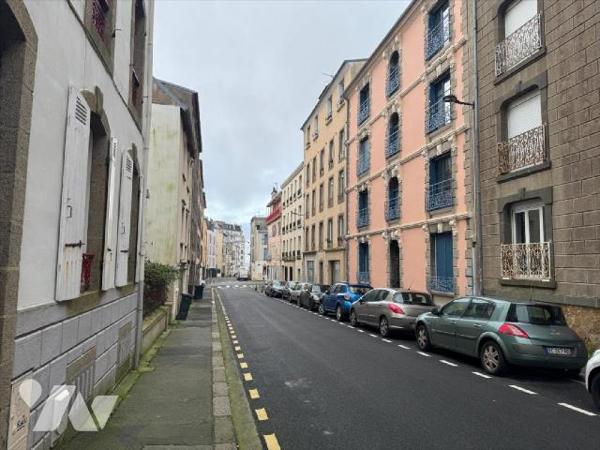 SAINT MICHEL, T2 de 37,74m2 situé au rez-de-chaussée. L'appartement, proche de la gare et des c...